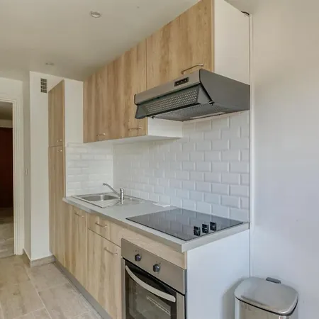 Large Studio With Balcony In Appartamento